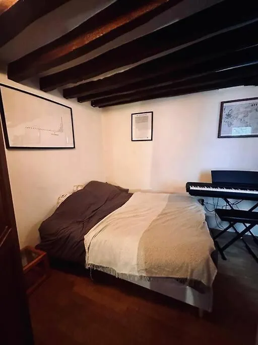 Artist'S Loft In Paris Center Apartment